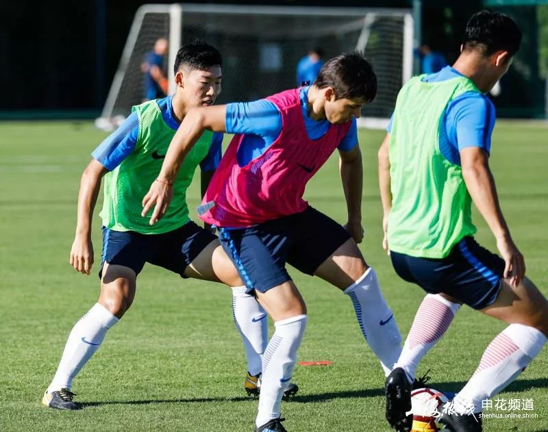 开云体育官网-上海申花训练开放日；窗口期扳平良机引欢呼；欧冠在即；更衣室氛围转暖的简单介绍