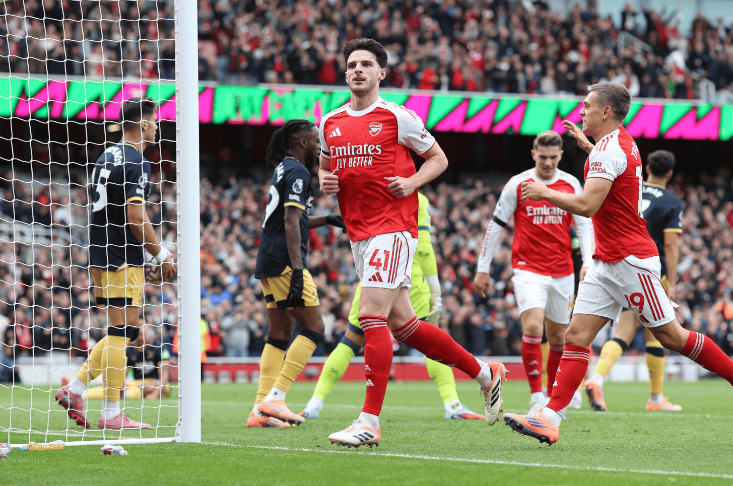 开云app下载-窗口期英超焦点战；法兰克福造点机会；媒体盛赞；更衣室氛围转暖的简单介绍