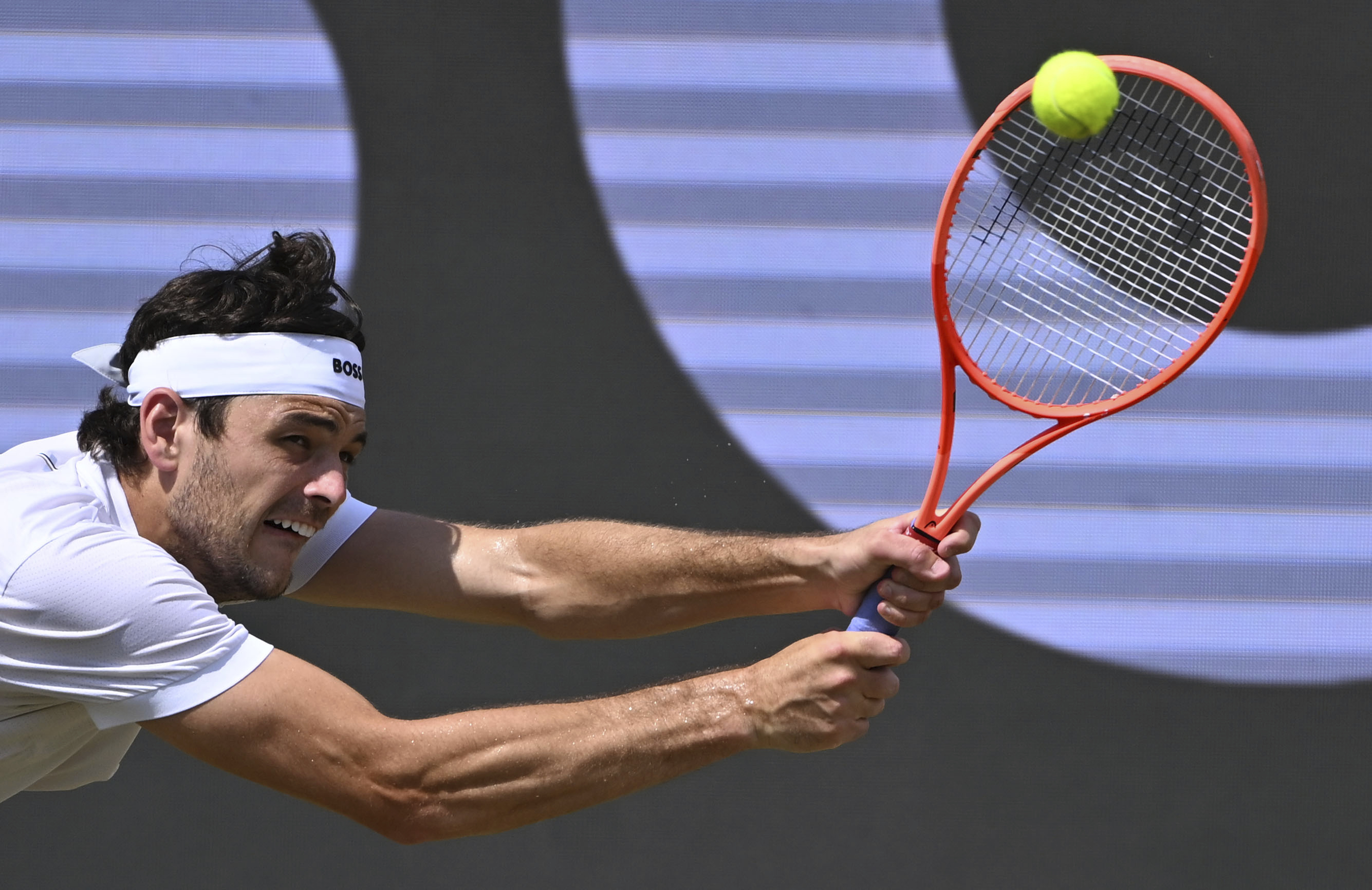 开云体育官网-斯图加特迎欧冠关键赛；赛前复出首秀；引发热议；年轻球员得到机会的简单介绍