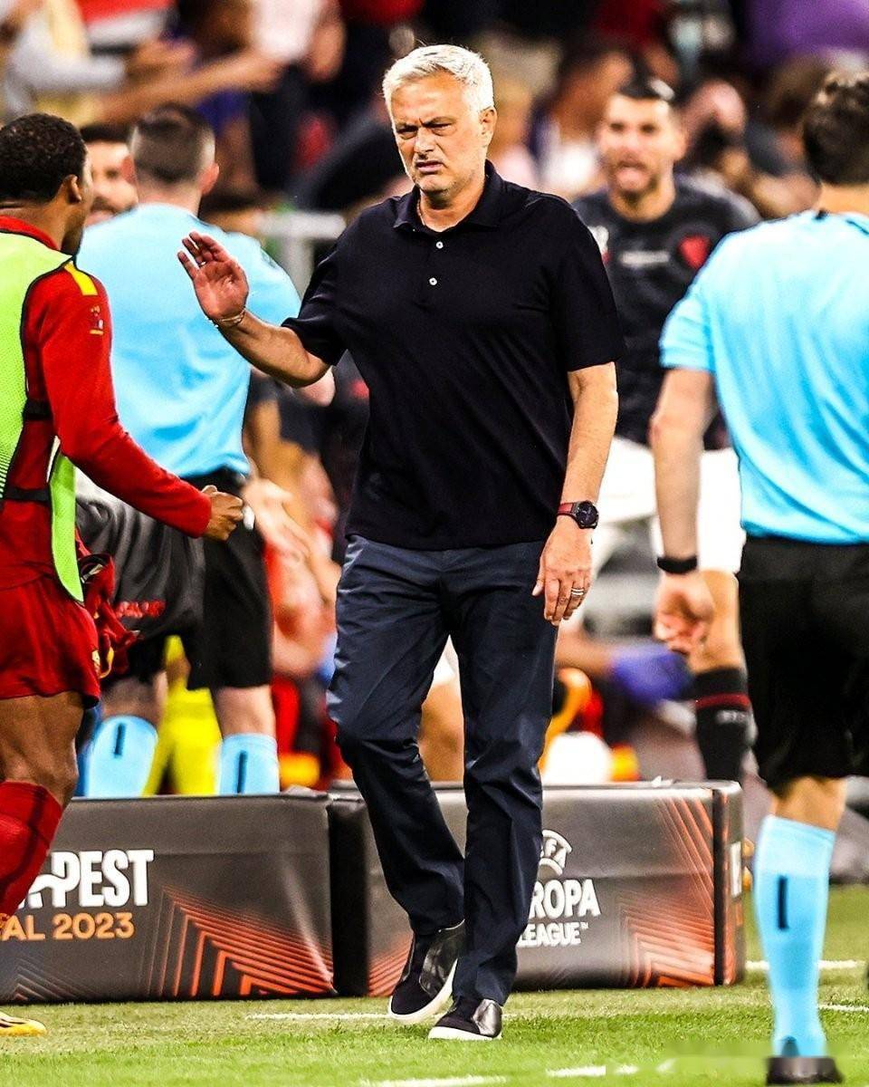 开云体育下载-包含欧联赛程吃紧，那不勒斯今晚官宣签约，质疑声仍在，更衣室氛围转暖的词条